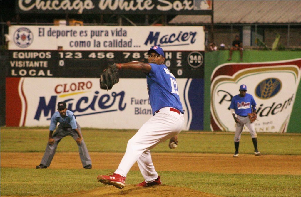 El derecho Robert Villanueva de los Mineros de Bonao